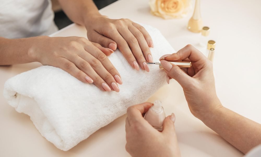 healthy-beautiful-manicure-manicurist